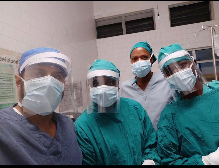 Médicos en Ruanda utilizando la careta del IDIT